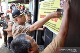 Diduga sebagai tempat maksiat, Riza Falepi turun tangan segel lima kafe