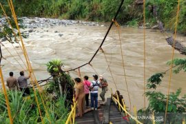 10 ORANG MENINGGAL AKIBAT JEMBATAN PUTUS Page 1 Small