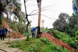 PLN Sumbar pulihkan pasokan kelistrikan Sungai Tambang dan Takung, pasca bencana
