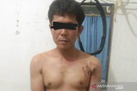 Seorang pria bacok suami istri karena kesal dikentuti