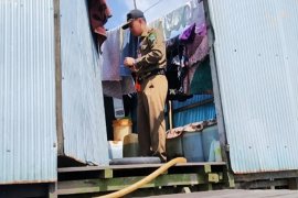 Satpol PP periksa bangunan baru di pinggir sungai Kapuas Murung