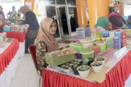 Dharma Wanita Unja gelar bazar dan lomba pasang tengkuluk