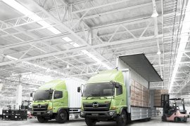 Kendaraan Hino siap menggunakan bahan bakar B30