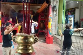 Warga Tionghoa Makassar panjatkan doa di Klenteng jelang Imlek 2571