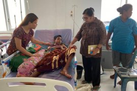 Martinus, korban gigitan ular langka di Lembata berangsur membaik