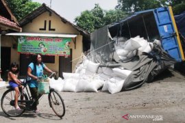 KECELAKAAN TRUK TABRAK WARUNG Page 1 Small