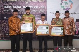 Fadly Amran terima penghargaan dari Kakanwil Kemenag Sumbar