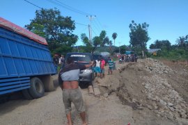 Truk bermuatan terperosok di jalan amblas lintas Gorontalo-Buol