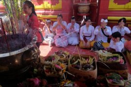 Persembahyangan Imlek di Bali