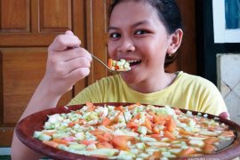 Rujak kecut Banyuwangi yang bikin dahi mengernyit (Video)