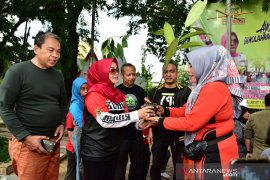 Ketua PKK Sulsel  bagikan ratusan bibit pohon di area CFD Sudirman