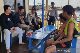 Minta uang ke penumpang kelotok wisata, enam anak mandi di sungai diamankan