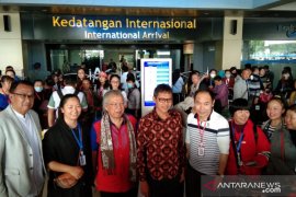 Berwisata selama lima hari, 150 turis asal Kunming Cina tiba di Bandara Minangkabau