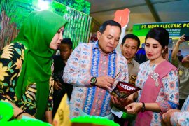 Warga Musi Banyuasin pasarkan kerupuk biji karet untuk menambah pendapatan
