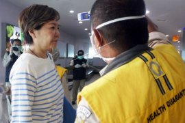 Pemeriksaan Kesehatan Wisatawan  China di Bandara Sorong Page 1 Small