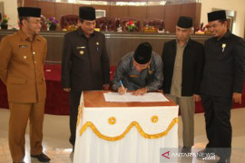 DPRD Sijunjung sahkan dua Ranperda jadi Perda, laksanakan dengan serius