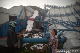 Puting beliung terjang Siborongborong, rumah hingga tribun pacuan kuda roboh