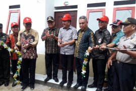 Desa Panaan Tabalong terima bantuan 30 lampu panel
