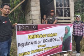 Bantuan terus mengalir, nenek di Datar Ajab dibangunkan rumah oleh masyarakat HST