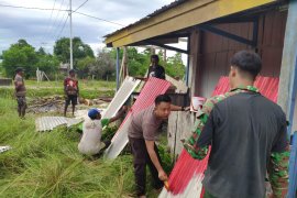 Bhabinkamtibmas Tamar Sari bantu warga untuk bangun pos kamling