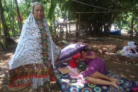 Dua pekan di pengungsian, pasangan Arsunah-Arsudin berharap hunian sementara dibangun