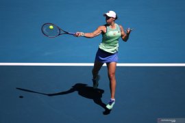 Ash Barty kembali ayunkan raket setelah absen lama