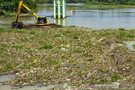 Pembersihan bendungan Walahar