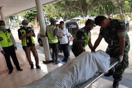 Darius tiba-tiba lemas dan akhirnya meninggal sesampainya di bandara El Tari