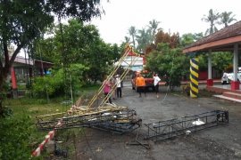 Sejumlah bangunan di Blitar rusak diterjang angin kencang