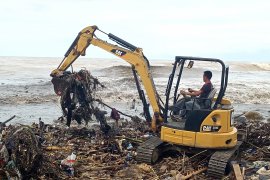 Puluhan ton sampah menumpuk di Pantai Padang usai hujan deras