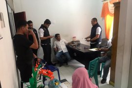 Pasca-OTT, polisi tetapkan Camat Babalan tersangka pemerasan