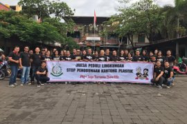 Kejaksaan Negeri Denpasar bagikan 1.000 kantong belanja di Pasar Kreneng