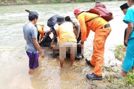 Korban hanyut di Dharmasraya ditemukan meninggal tiga kilometer dari lokasi awal
