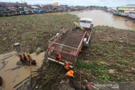 Hamparan sampah kembali numpuk di bawah jembatan Pasar Lama