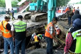 Jalan Daan Mogot Ambles, petugas terapkan rekayasa lalin