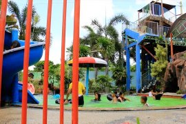 Wahana taman air buatan jadi pilihan di musim penghujan