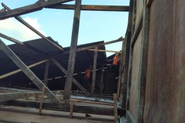 Angin Kencang Terbangkan Atap Sekolah di Padang