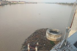 Kayu teronggok di tonggak Jembatan Gentala Arasy