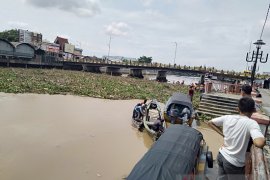 Sampah terus mengalir ke Sungai Martapura  Banjarmasin