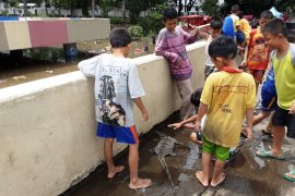 Banjir di Kemayoran jadi tontonan warga