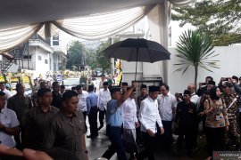 Presiden Jokowi melayat ke rumah duka Gus Sholah
