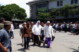 Ribuan pelayat sambut kedatangan jenazah ulama NU Gus Sholah