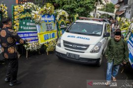 Hujan iringi pemberangkatan jenazah Gus Sholah dari rumah duka