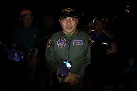 Pesawat latih TNI AL mendarat darurat di areal pertambakan Sidoarjo