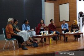 "Melawan Setan Bermata Runcing"  ajarkan  jadi sukarelawan pendidikan