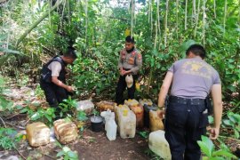 Polisi Pulau Morotai musnahkan ribuan liter miras tradisional