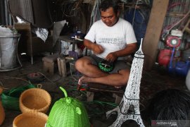 Permintaan kerajinan anyaman anjlok