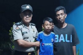 Bripka Sukirman berhasil selamatkan Axel yang jatuh dari atas kapal
