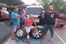 Polisi bekuk tersangka pencurian roda ban mobil
