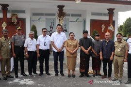 Bupati Karangasem resmikan "Public Restroom" bantuan AP I di Parkir Besakih